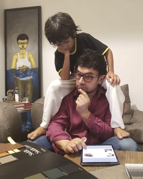 * 'থ্রি ইডিয়েটস'-এর বহু বছর পর আমির খান (Aamir Khan) আর করিনা কাপুর (Kareena Kapoor) একসঙ্গে স্ক্রিন শেয়ার করতে চলেছেন 'লাল সিং চাড্ডা'য় (Laal Singh Chaddha)। ছবির শুট শুরু হতেই প্রকাশ্যে এসেছিল আমিরের লুক। পাগড়ি-দাড়ি-গোঁফে জাঠ লুকে অভিনেতাকে অনেকেই চিনতে পারেননি। ছবি: ইনস্টাগ্রাম। 