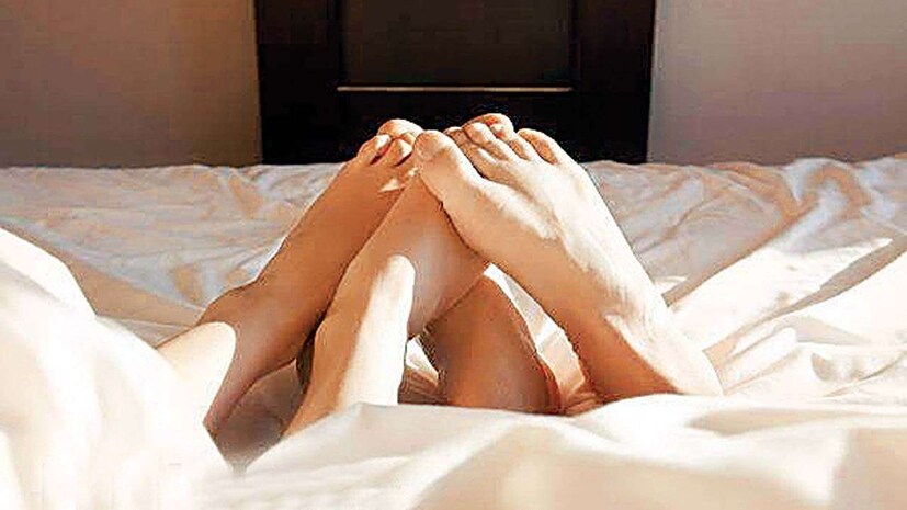 চিকিৎসকদের কথায়, যৌনরস থেকেই দ্রুত যে কোনও ভাইরাস একে অপরের দেহে পাচার হয় ৷ তাই এই সময় যৌনতা থেকে দূরে থাকাই ভালো ৷ 