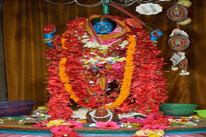 জ্ঞান অসি দিয়ে জীবকে মায়ামুক্ত করতে পারেন দেবী। তাই তার হাতে ঝোলে নৃমুণ্ডমালা।