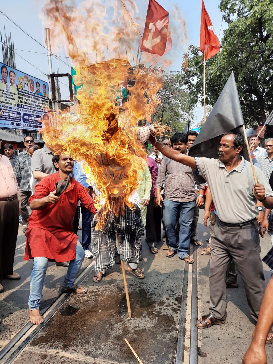রবিবার অমিত শাহ কলকাতায় আসতেই পূর্ব ঘোষণা অনুযায়ী বাম এবং কংগ্রেস শহরের বিভিন্ন জায়গায় অভিনব কায়দায় বিক্ষোভ কর্মসূচি পালন করে। প্রথমে কংগ্রেসের ছাত্র সংগঠন ছাত্র পরিষদের তরফে কলেজ স্কোয়ারে বিক্ষোভ কর্মসূচি পালন করা হয়। রবিবার অমিত শাহ কলকাতায় আসতেই পূর্ব ঘোষণা অনুযায়ী বাম এবং কংগ্রেস শহরের বিভিন্ন জায়গায় অভিনব কায়দায় বিক্ষোভ কর্মসূচি পালন করে। প্রথমে কংগ্রেসের ছাত্র সংগঠন ছাত্র পরিষদের তরফে কলেজ স্কোয়ারে বিক্ষোভ কর্মসূচি পালন করা হয়।