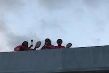 শহর জুড়ে ঠিক পাঁচটায় বেজে উঠল ঘন্টা