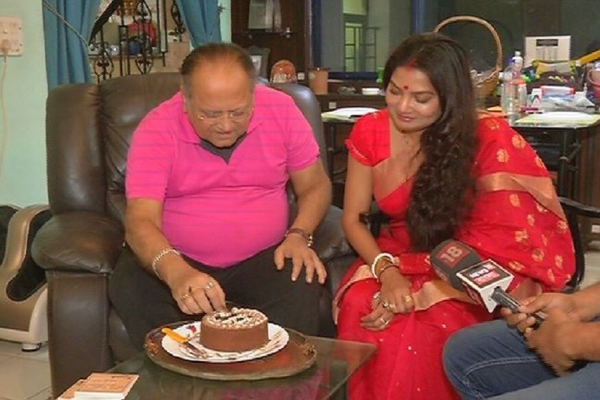 কেক কাটলেন দোলন-দীপঙ্কর৷ দীপঙ্কর বললেন,সম্পর্কের পর প্রথম জন্মদিন পালন করতে দূরে কোথাও গিয়েছিলেন দু’জনে। উপহার হিসেবে দীপঙ্কর দে দোলনকে নিজের লেখা কবিতা উপহার দিয়েছিলেন। দোলনের আজও সেসব কথা স্পষ্ট মনে আছে। সেই উপহার দোলনের কাছে সবচেয়ে প্রিয়। তবে দীপঙ্করের ভাষায় 'সেসব ভদ্রলোকের কবিতা নয়' ৷ ' কেক কাটলেন দোলন-দীপঙ্কর৷ দীপঙ্কর বললেন,সম্পর্কের পর প্রথম জন্মদিন পালন করতে দূরে কোথাও গিয়েছিলেন দু’জনে। উপহার হিসেবে দীপঙ্কর দে দোলনকে নিজের লেখা কবিতা উপহার দিয়েছিলেন। দোলনের আজও সেসব কথা স্পষ্ট মনে আছে। সেই উপহার দোলনের কাছে সবচেয়ে প্রিয়। তবে দীপঙ্করের ভাষায় 'সেসব ভদ্রলোকের কবিতা নয়' ৷ '