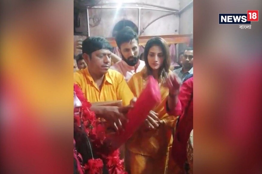 সিঁথিতে সিঁদুর পরে যেদিন সংসদে প্রথম শপথ নিয়েছিলেন তৃণমূল সাংসদ নুসরত জাহান, সেদিনই তার উপর ফতোয়া জারি করেছিল মৌলবাদীরা। এরপর আবার স্বামী নিখিলের সঙ্গে রথের রশি টেনে বিতর্কের মধ্যে জড়িয়ে ছিলেন তিনি। সিঁথিতে সিঁদুর পরে যেদিন সংসদে প্রথম শপথ নিয়েছিলেন তৃণমূল সাংসদ নুসরত জাহান, সেদিনই তার উপর ফতোয়া জারি করেছিল মৌলবাদীরা। এরপর আবার স্বামী নিখিলের সঙ্গে রথের রশি টেনে বিতর্কের মধ্যে জড়িয়ে ছিলেন তিনি।