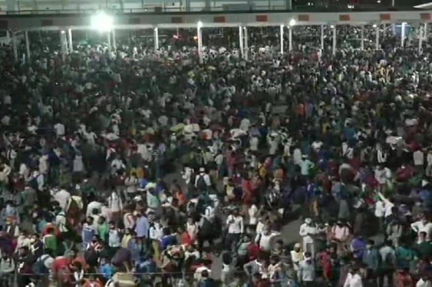 লকডাউনের জেরে হেঁটেই বাড়ি ফিরছিলেন হাজার হাজর শ্রমিক৷ দিল্লি থেকে শুরু করে মুম্বাই, দেশের বিভিন্ন প্রান্ত থেকে এই ছবি উঠে এসেছিল৷ প্রশ্ন উঠেছিল, কেন সরকারের পক্ষ থেকে এই শ্রমিকদের বাড়ি ফেরার ব্যবস্থা করা হবে না৷ PHOTO- ANI লকডাউনের জেরে হেঁটেই বাড়ি ফিরছিলেন হাজার হাজর শ্রমিক৷ দিল্লি থেকে শুরু করে মুম্বাই, দেশের বিভিন্ন প্রান্ত থেকে এই ছবি উঠে এসেছিল৷ প্রশ্ন উঠেছিল, কেন সরকারের পক্ষ থেকে এই শ্রমিকদের বাড়ি ফেরার ব্যবস্থা করা হবে না৷ PHOTO- ANI