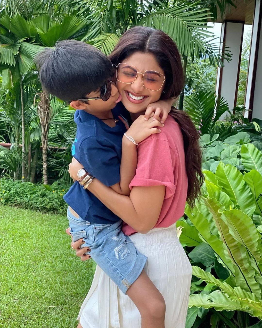 • ২০০৯ সালে বিয়ে করেন শিল্পা শেট্টি ও রাজ কুন্দ্রা। ২০১২ সালে ৩৭ বছর বসয়ে তাঁদের জীবনে আসে প্রথম সন্তান, ভিয়ান। এরপর কেটে গিয়েছে ৮ বছর ! ফের এল সুখবর! এবার শিল্পা-রাজের জীবনে এল ফুটফুটে এক কন্যা সন্তান। ছবি: ইনস্টাগ্রাম ৷ • ২০০৯ সালে বিয়ে করেন শিল্পা শেট্টি ও রাজ কুন্দ্রা। ২০১২ সালে ৩৭ বছর বসয়ে তাঁদের জীবনে আসে প্রথম সন্তান, ভিয়ান। এরপর কেটে গিয়েছে ৮ বছর ! ফের এল সুখবর! এবার শিল্পা-রাজের জীবনে এল ফুটফুটে এক কন্যা সন্তান। ছবি: ইনস্টাগ্রাম ৷
