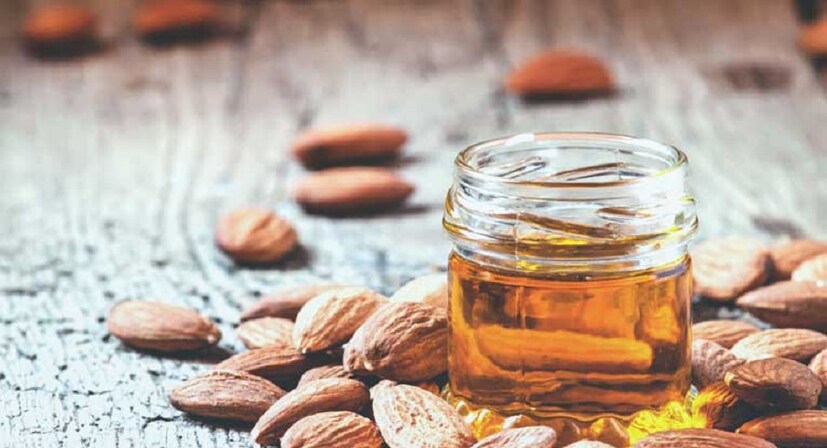 আমন্ড অয়েলে প্রচুর ভিটামিন ই থাকে, যার অ্যান্টি অক্সিডেন্ট অতি বেগুনি রশ্মির ক্ষতিকারক প্রভাব ঠেকাতে সক্ষম। ফলে ত্বকে বয়সের ছাপ পড়ে না। নিয়মিত মাখুন এই তেল। photo source collected 