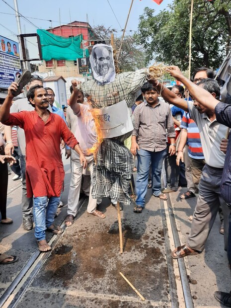 স্বরাষ্ট্রমন্ত্রী অমিত শাহ কলকাতায় আসার জন্য তার যাত্রাপথের বিভিন্ন জায়গা থেকে 'নো এনআরসি', 'নো সিএএ' পোস্টার সরানো হয়েছে। তৃণমূল সেই কাজ করেছে বলে অভিযোগ করেন বাম নেতাকর্মীরা।