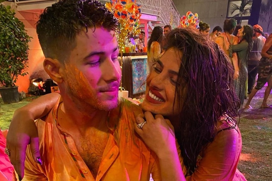 হোলির উৎসব মানেই জীবনে রাঙিয়ে দেওয়া-নেওয়া রঙিন উৎসব। এবার সেই রঙের খেলায় মাততে স্বামী নিক জোনাসকে নিয়ে ভারতে এলেন প্রিয়াঙ্কা চোপড়া। হোলির উৎসব মানেই জীবনে রাঙিয়ে দেওয়া-নেওয়া রঙিন উৎসব। এবার সেই রঙের খেলায় মাততে স্বামী নিক জোনাসকে নিয়ে ভারতে এলেন প্রিয়াঙ্কা চোপড়া।