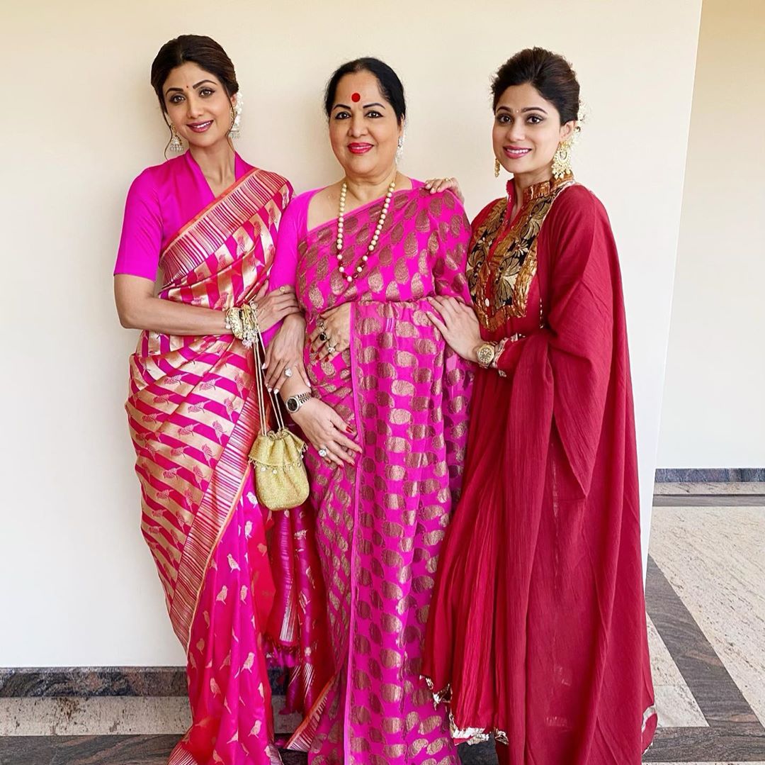 • শিল্পা বলেন, ''আমি মাঝে মধ্যেই মাকে জিজ্ঞাসা করতাম, কেন মা বোনকে ফর্সা আর আমাকে কালো করলেন । যখন রাতে সমিতা ঘুমিয়ে পড়ত, রাগে আমি ওকে চিমটি কেটে কাঁদিয়ে দিতাম । বাবার আলমারিতে ওকে বন্ধও করে দিয়েছিলাম । ছোটবেলায় খুব মারপিট করতাম আমরা ।'' • শিল্পা বলেন, ''আমি মাঝে মধ্যেই মাকে জিজ্ঞাসা করতাম, কেন মা বোনকে ফর্সা আর আমাকে কালো করলেন । যখন রাতে সমিতা ঘুমিয়ে পড়ত, রাগে আমি ওকে চিমটি কেটে কাঁদিয়ে দিতাম । বাবার আলমারিতে ওকে বন্ধও করে দিয়েছিলাম । ছোটবেলায় খুব মারপিট করতাম আমরা ।''