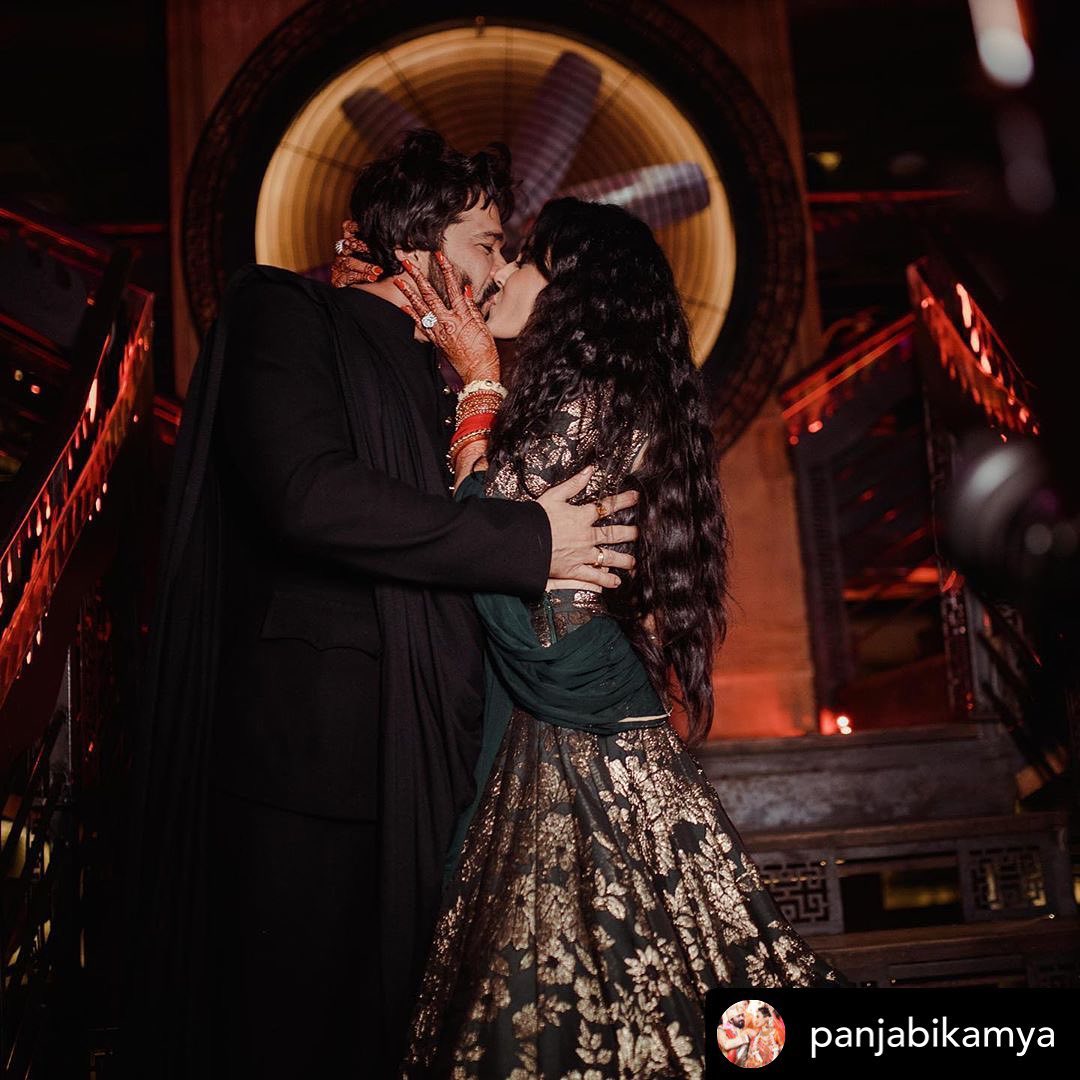 * শলাভ ড্যাং একজন হেলথকেয়ার প্রফেশনাল। তাঁর সঙ্গে কাম্যার প্রেম সংবাদমাধ্যমে বেশ চর্চিত ছিল গত বছর থেকেই। কাম্যা ও শলাভ যে সম্পর্ক নিয়ে বেশ সিরিয়াস, সেই ইঙ্গিতও পাওয়া গিয়েছিল তাঁদের ঘনিষ্ঠ বন্ধুদের থেকে। সোশ্যাল মিডিয়ায় নিজের বিয়ের সব ছবি পোস্ট করেছিলেন। এবার হোলি আর বিয়ের মাস পূর্তির ছবিও সোশ্যাল মিডিয়ায় পোস্ট করলেন। ছবি: ইনস্টাগ্রাম। * শলাভ ড্যাং একজন হেলথকেয়ার প্রফেশনাল। তাঁর সঙ্গে কাম্যার প্রেম সংবাদমাধ্যমে বেশ চর্চিত ছিল গত বছর থেকেই। কাম্যা ও শলাভ যে সম্পর্ক নিয়ে বেশ সিরিয়াস, সেই ইঙ্গিতও পাওয়া গিয়েছিল তাঁদের ঘনিষ্ঠ বন্ধুদের থেকে। সোশ্যাল মিডিয়ায় নিজের বিয়ের সব ছবি পোস্ট করেছিলেন। এবার হোলি আর বিয়ের মাস পূর্তির ছবিও সোশ্যাল মিডিয়ায় পোস্ট করলেন। ছবি: ইনস্টাগ্রাম।