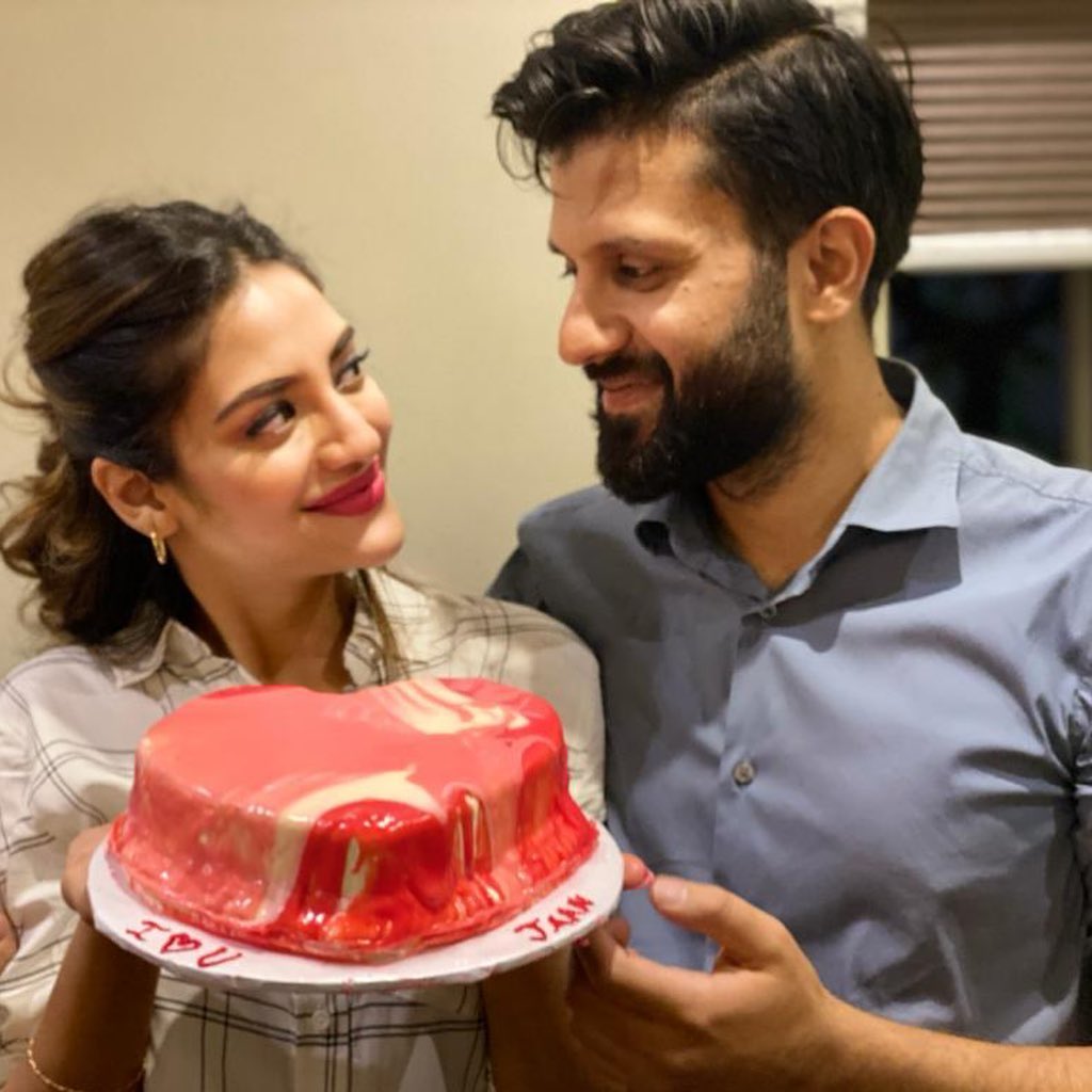 * নুসরতের কপালে চওড়া সিঁদুর। কপালে ছোট্ট টিপ। যুগলের গালে-কপালে-চিবুকে নানা রঙের আবির। নিখিলের তোলা সেলফিতে সব মিলিয়ে দু'জনকেই লাগছে বেশ। ছবি: ইনস্টাগ্রাম। * নুসরতের কপালে চওড়া সিঁদুর। কপালে ছোট্ট টিপ। যুগলের গালে-কপালে-চিবুকে নানা রঙের আবির। নিখিলের তোলা সেলফিতে সব মিলিয়ে দু'জনকেই লাগছে বেশ। ছবি: ইনস্টাগ্রাম।