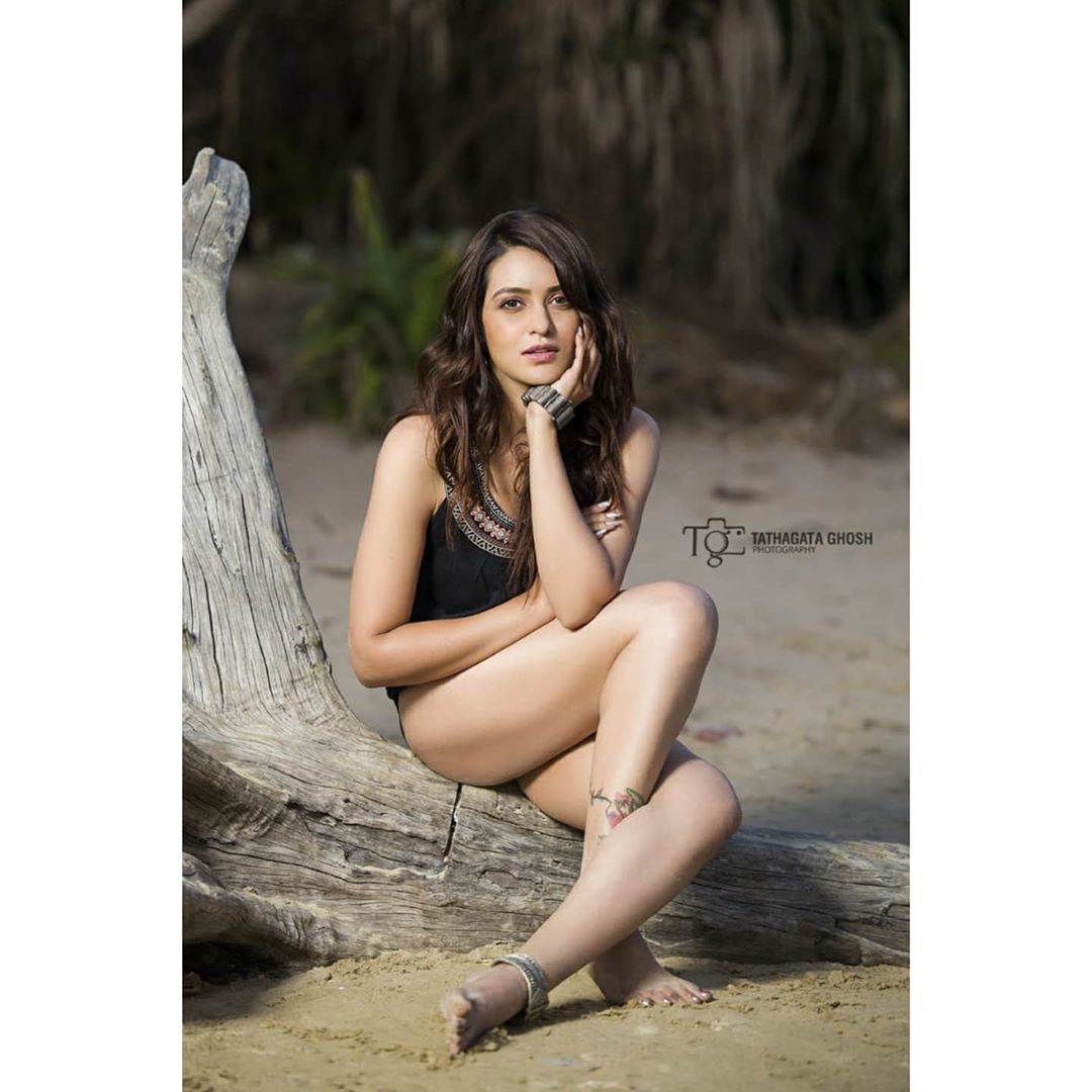 * সুরিন্দর ফিল্মসের প্রযোজনায় পরিচালক সুজিত মণ্ডলের ছবিতে জমিয়ে প্রেম করতে দেখা যাবে প্রিয়াঙ্কা ও যশকে। যদিও ছবির নাম এখন ঠিক করা হয়নি৷ পর্দায় যশের নাম অর্জুন আর প্রিয়াঙ্কার চরিত্রের নাম হিয়া। ছবির গল্প লিখেছেন শ্বেতা ভরদ্বাজ ও মনীশ শর্মা। ছবি: ইনস্টাগ্রাম। * সুরিন্দর ফিল্মসের প্রযোজনায় পরিচালক সুজিত মণ্ডলের ছবিতে জমিয়ে প্রেম করতে দেখা যাবে প্রিয়াঙ্কা ও যশকে। যদিও ছবির নাম এখন ঠিক করা হয়নি৷ পর্দায় যশের নাম অর্জুন আর প্রিয়াঙ্কার চরিত্রের নাম হিয়া। ছবির গল্প লিখেছেন শ্বেতা ভরদ্বাজ ও মনীশ শর্মা। ছবি: ইনস্টাগ্রাম।