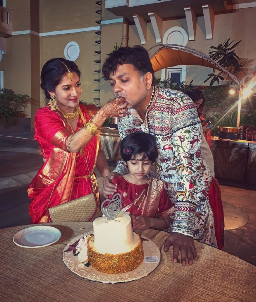 ▪ সেই ভালবাসায় তো ডুব দিয়েছেন সৃজিলা! হ্যাঁ, এটাই এখন এই দম্পতির নাম৷ সৃজিত ও মিথিলা যোগ করে হয়েছে সৃজিলা৷ তবে সেটা মি-সৃ হতে পারত৷ নিজেই ট্যুইটে সৃজিত জানিয়েছিলেন যে দ্বিতীয় শব্দটি তাঁর বেশি পছন্দের ছিল৷ ▪ সেই ভালবাসায় তো ডুব দিয়েছেন সৃজিলা! হ্যাঁ, এটাই এখন এই দম্পতির নাম৷ সৃজিত ও মিথিলা যোগ করে হয়েছে সৃজিলা৷ তবে সেটা মি-সৃ হতে পারত৷ নিজেই ট্যুইটে সৃজিত জানিয়েছিলেন যে দ্বিতীয় শব্দটি তাঁর বেশি পছন্দের ছিল৷