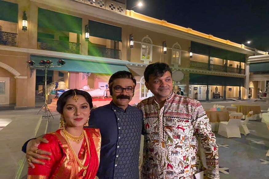 ▪ পরিচালক সৃজিতের জীবেন বড় ভূমিকা রয়েছে প্রসেনজিতের৷ তিনি আসবেন না, সেটাও হয় নাকি৷ সৃজিত ও তার বউের মাঝে দাঁড়িয়ে ক্যামেরার সামনে বুম্বাদা৷ ▪ পরিচালক সৃজিতের জীবেন বড় ভূমিকা রয়েছে প্রসেনজিতের৷ তিনি আসবেন না, সেটাও হয় নাকি৷ সৃজিত ও তার বউের মাঝে দাঁড়িয়ে ক্যামেরার সামনে বুম্বাদা৷