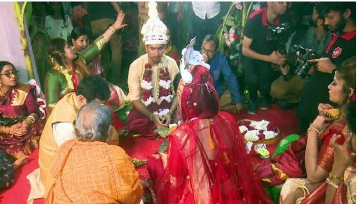 এখানেই শেষ নয় ৷ বিয়েতে মারামারির ঘটনাও ঘটেছে। বর ও কনে দুই পক্ষের প্রায় ৭টি মোবাইল ফোন চুরির অভিযোগে দু’জনকে গ্রেফতার করেছে পুলিশ। চুরি যাওয়া মোবাইলগুলির মধ্যে একটি ফোন আবার সৌম্যর বাবার ! এখানেই শেষ নয় ৷ বিয়েতে মারামারির ঘটনাও ঘটেছে। বর ও কনে দুই পক্ষের প্রায় ৭টি মোবাইল ফোন চুরির অভিযোগে দু’জনকে গ্রেফতার করেছে পুলিশ। চুরি যাওয়া মোবাইলগুলির মধ্যে একটি ফোন আবার সৌম্যর বাবার !