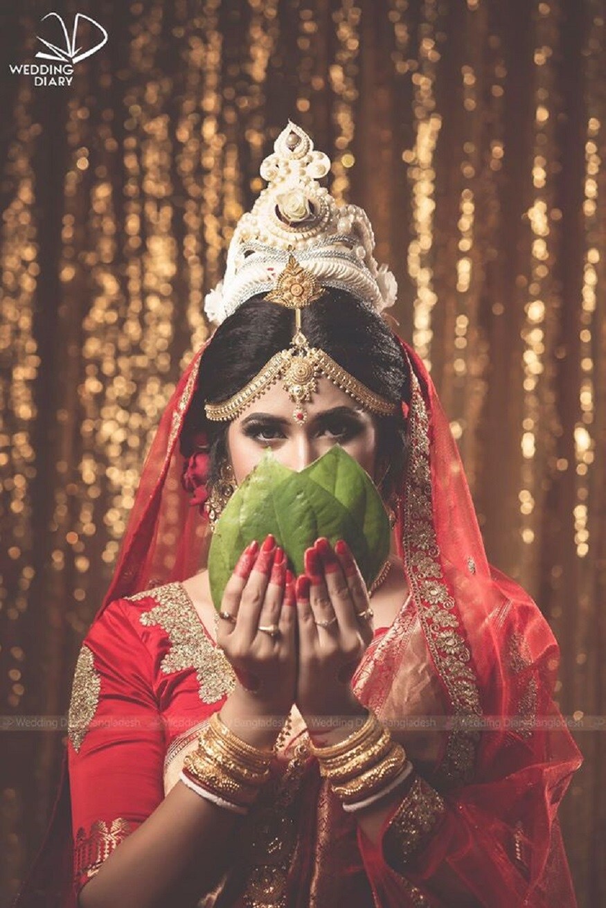 ১৯ বছরের প্রিয়ান্তি দেবনাথের সঙ্গে বিয়ে করলেন ৷ আর বিয়েতে একাধিক বিতর্ক তৈরি হল ৷ তবে সবচেয়ে মজার বিতর্ক হল যখন সৌম্য সিঁদুর দানের পরেই স্ত্রীকে ভুল ধরিয়ে দিলেন ৷ Photo Courtesy- Soumya Sarkar / Facebook ১৯ বছরের প্রিয়ান্তি দেবনাথের সঙ্গে বিয়ে করলেন ৷ আর বিয়েতে একাধিক বিতর্ক তৈরি হল ৷ তবে সবচেয়ে মজার বিতর্ক হল যখন সৌম্য সিঁদুর দানের পরেই স্ত্রীকে ভুল ধরিয়ে দিলেন ৷ Photo Courtesy- Soumya Sarkar / Facebook