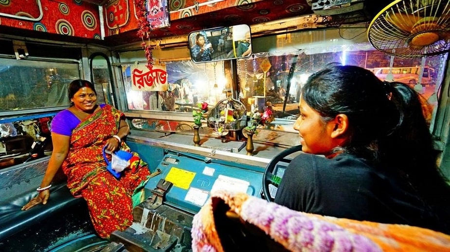 কল্পনা নিজের ঘর ও কাজ দুটোয় সামলাচ্ছেন। এই মেয়ের কাজকে কুর্নিশ জানাতেই হয়। photo source Firstpost কল্পনা নিজের ঘর ও কাজ দুটোয় সামলাচ্ছেন। এই মেয়ের কাজকে কুর্নিশ জানাতেই হয়। photo source Firstpost