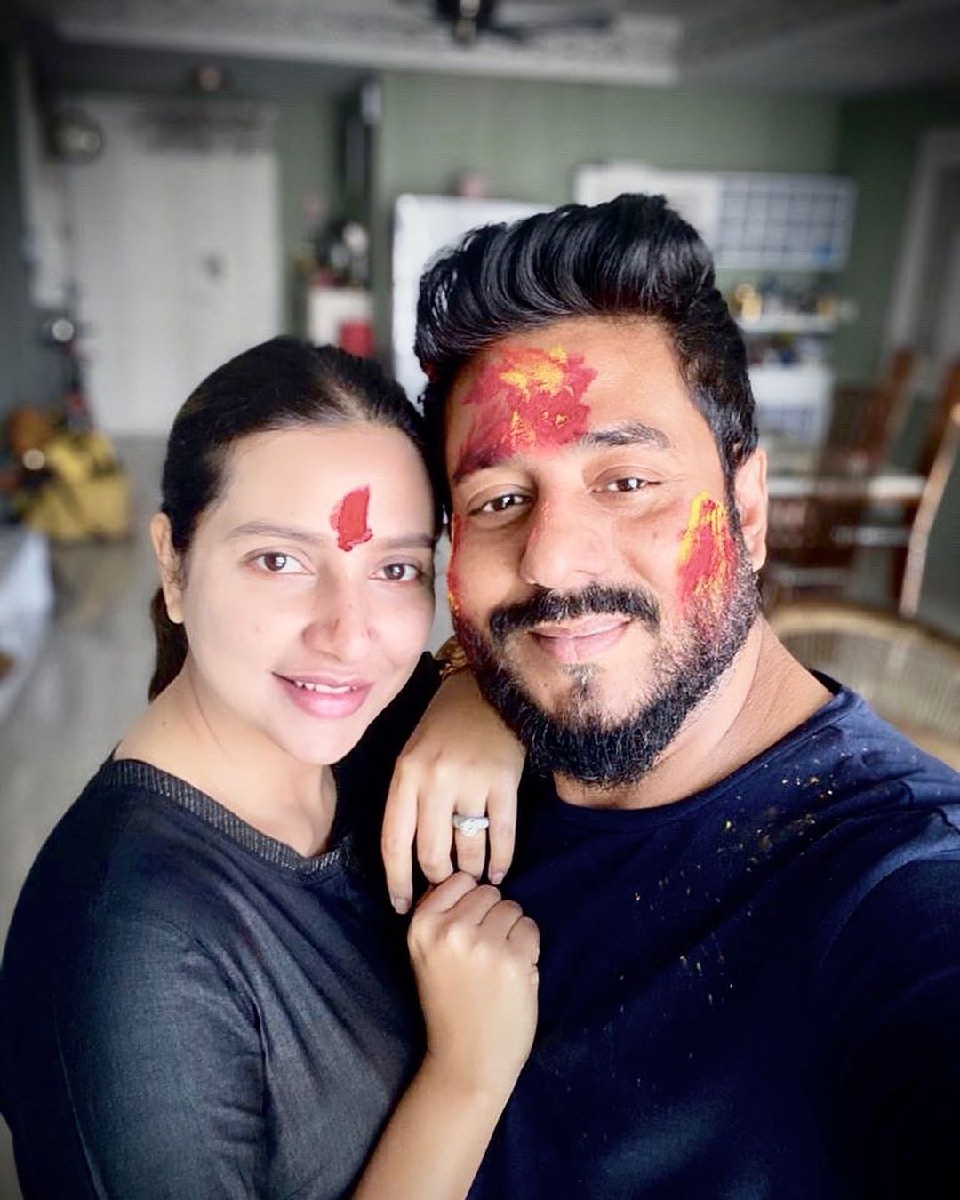 রাজ-শুভশ্রীর দুজনকে একই রঙের ড্রেসে দেখা যায়। শুভশ্রী পরেছিলেন নীল রঙের কুর্তি আর রাজ পরেছেন নীল রঙের টিসার্ট রাজ-শুভশ্রীর দুজনকে একই রঙের ড্রেসে দেখা যায়। শুভশ্রী পরেছিলেন নীল রঙের কুর্তি আর রাজ পরেছেন নীল রঙের টিসার্ট