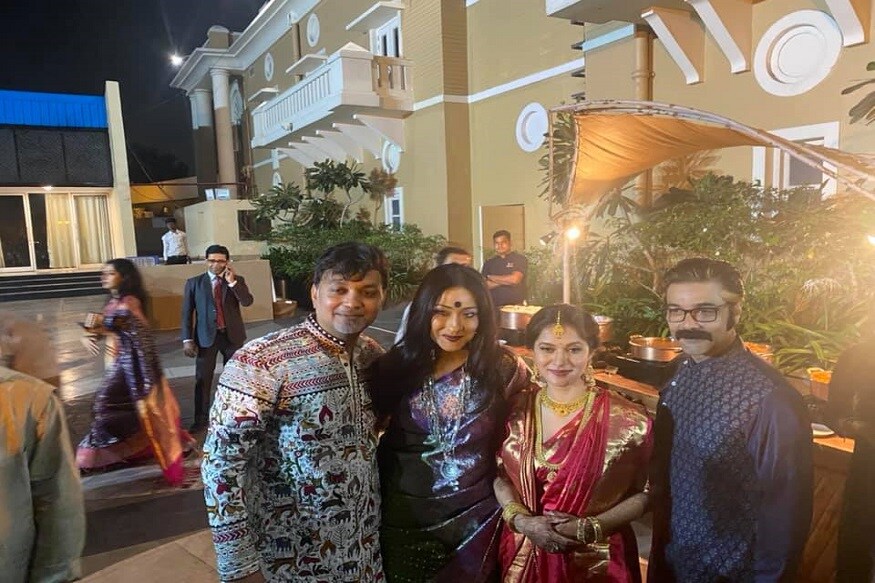 ▪ রেজিস্ট্রি বিয়ে সেরেছেন কিছু দিন আগেই৷ সেখানে হাতে গোনা বন্ধুরা উপস্থিত ছিলেন৷ এদিন ছিল গোটা টলিউডের নিমন্ত্রণ৷ এসেছিলেন ঋতুপর্ণা সেনগুপ্ত৷ ▪ রেজিস্ট্রি বিয়ে সেরেছেন কিছু দিন আগেই৷ সেখানে হাতে গোনা বন্ধুরা উপস্থিত ছিলেন৷ এদিন ছিল গোটা টলিউডের নিমন্ত্রণ৷ এসেছিলেন ঋতুপর্ণা সেনগুপ্ত৷