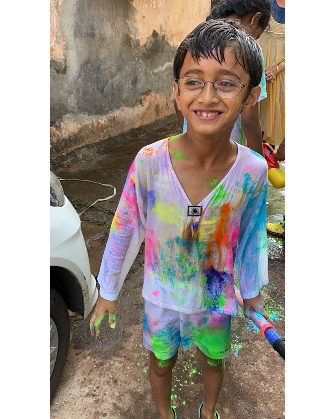 * দেশে যতবার জাতি-ধর্মভেদ নিয়ে জিগির উঠেছে, তিনি প্রতিবাদ জানিয়েছেন। এবারে ফের অন্য প্রতিবাদে সামিল মিস্টার পারফেকসনিস্ট। স্ত্রী কিরণ রাও, ছেলে আজাদকে নিয়ে সকাল সকাল নেমে পড়েন রং খেলতে। আমিরের পোস্ট করা ছবিতে দেখা গিয়েছে, মায়ের সঙ্গে হাতে পিচকিরি নিয়ে রং খেলছে আজাদ। ছবি: ইনস্টাগ্রাম। * দেশে যতবার জাতি-ধর্মভেদ নিয়ে জিগির উঠেছে, তিনি প্রতিবাদ জানিয়েছেন। এবারে ফের অন্য প্রতিবাদে সামিল মিস্টার পারফেকসনিস্ট। স্ত্রী কিরণ রাও, ছেলে আজাদকে নিয়ে সকাল সকাল নেমে পড়েন রং খেলতে। আমিরের পোস্ট করা ছবিতে দেখা গিয়েছে, মায়ের সঙ্গে হাতে পিচকিরি নিয়ে রং খেলছে আজাদ। ছবি: ইনস্টাগ্রাম।