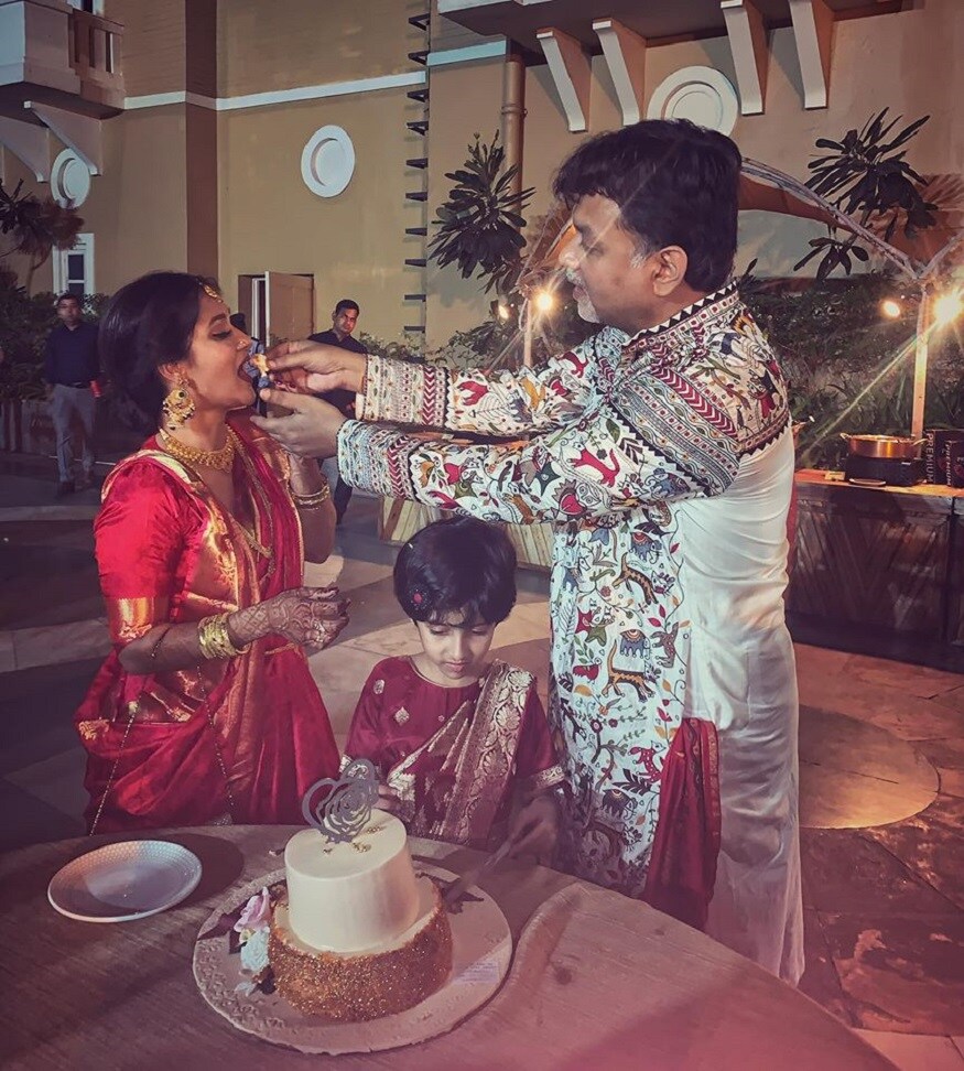 Photo Courtesy: Facebook ▪ বিয়ের রীতিনীতি আগেই হয়েছে৷ এদিন ছিল শুধুই উদযাপন৷ তাই কেক কেটে হল সেলিব্রেশন৷ কেক কেটে পরম যত্নে একে অপরের মুখে তুলে দিলেন কেক৷ পাশে সাক্ষী থাকল মিথিলার মেয়ে৷ Photo Courtesy: Facebook ▪ বিয়ের রীতিনীতি আগেই হয়েছে৷ এদিন ছিল শুধুই উদযাপন৷ তাই কেক কেটে হল সেলিব্রেশন৷ কেক কেটে পরম যত্নে একে অপরের মুখে তুলে দিলেন কেক৷ পাশে সাক্ষী থাকল মিথিলার মেয়ে৷