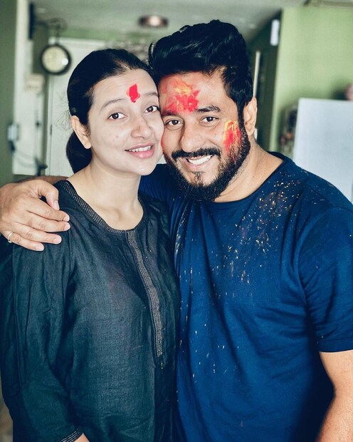 কপালে, গালে আবির লাগিয়ে রাজ সুভশ্রী হাজির সোশ্যাল মিডিয়েতে। অনুরাগীদের দোলের শুভেচ্ছাও জানান তাঁরা।