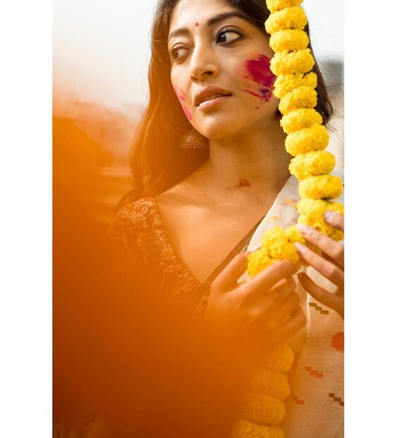 হলুদ গাঁদা আর আবিরের রংমিলান্তিতে রঙের উৎসবে পাওলি দাম। 