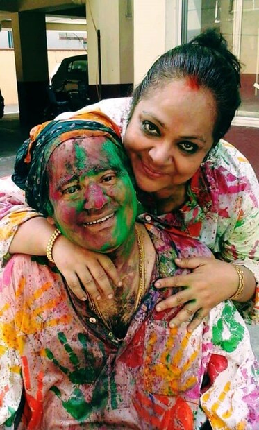 হৃদয় ছুঁয়ে যাওয়া এই মুহূর্তগুলিই আজও অম্লান কোনও নশ্বর শরীরের চলে যাওয়া কোনো পার্থক্য করে দিতে পারে না এমনটাই মত তাপস পত্নী নন্দিনীর ৷ Photo Courtesy- Nandini Paul / Facebook Account 