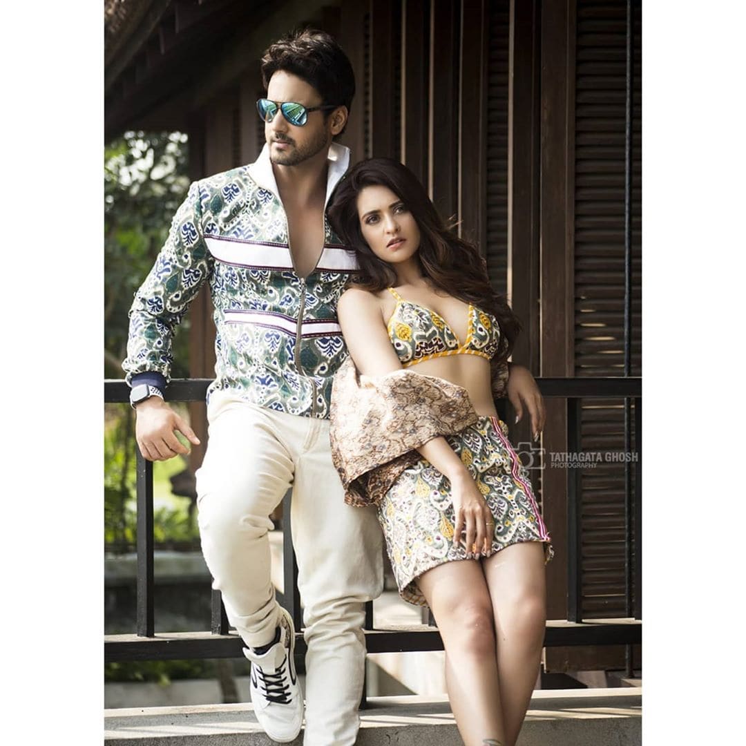 * ছেলে সহজকে নিয়ে এখন একাই থাকেন কামালগাজির ফ্ল্যাটে ৷ তবে শোনা যাচ্ছে এখন নাকি ইন্ডাস্ট্রির এক নায়কের প্রেমে হাবুডুবু খাচ্ছেন প্রিয়াঙ্কা ? কে সে! তাঁর সঙ্গেই কি তবে ফটোশ্যুট? ঠিকই শুনছেন, অভিনেতা যশ দাশগুপ্তের সঙ্গে ডুবে ডুবে জল খাচ্ছেন নায়িকা৷ তবে রিয়েল লাইফে নয়, রিল লাইফে৷ ছবি: ইনস্টাগ্রাম। * ছেলে সহজকে নিয়ে এখন একাই থাকেন কামালগাজির ফ্ল্যাটে ৷ তবে শোনা যাচ্ছে এখন নাকি ইন্ডাস্ট্রির এক নায়কের প্রেমে হাবুডুবু খাচ্ছেন প্রিয়াঙ্কা ? কে সে! তাঁর সঙ্গেই কি তবে ফটোশ্যুট? ঠিকই শুনছেন, অভিনেতা যশ দাশগুপ্তের সঙ্গে ডুবে ডুবে জল খাচ্ছেন নায়িকা৷ তবে রিয়েল লাইফে নয়, রিল লাইফে৷ ছবি: ইনস্টাগ্রাম।