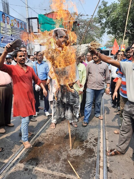 কলেজস্ট্রিট ছাড়াও শহরের বিভিন্ন জায়গায় অভিনব কায়দায় বিক্ষোভ কর্মসূচি পালন করে বামেরা সেই বিক্ষোভ কর্মসূচি থেকেই বাম নেতা কর্মীরা অভিযোগ করেন৷ 