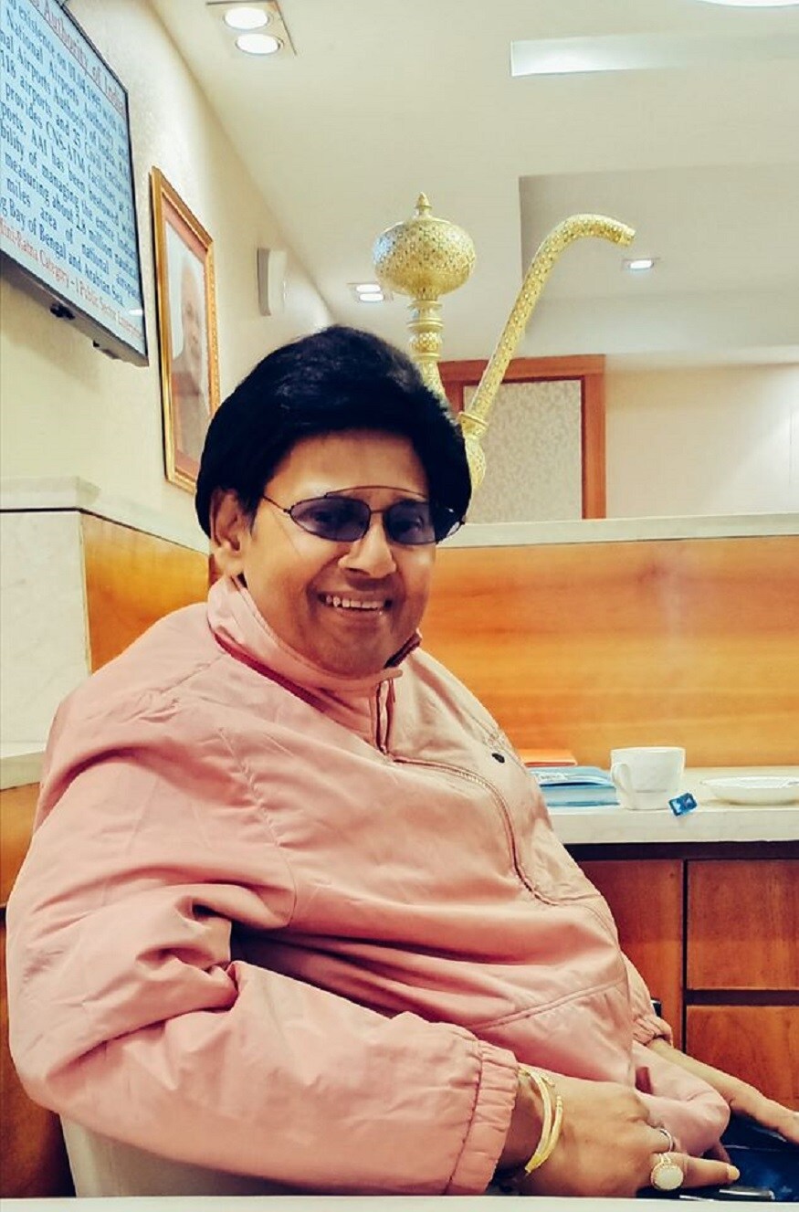 ১৮ ফেব্রুয়ারি ইহলোক ছেড়ে পরলোকে পাড়ি দিয়েছিলেন ঠিক একমাসের দিন স্ত্রী নন্দিনী পোস্ট করেছিলেন তাপস পালের শেষ ছবি ৷ কলকাতা থেকে মুম্বই যখন শেষবার গিয়েছিলেন বাঙালির ঘরের এই হিরো ,সে সময় এয়ারপোর্টে তাপস পালকে এরকমই দেখতে লেগেছিল ৷ ছবির ট্যাগলাইনে নন্দিনী লিখেছেন তিনি ভেবেছিলেন সুস্থ হয়ে ফিরে আসবেন তিনি ৷ Photo Courtesy- Faceboo ১৮ ফেব্রুয়ারি ইহলোক ছেড়ে পরলোকে পাড়ি দিয়েছিলেন ঠিক একমাসের দিন স্ত্রী নন্দিনী পোস্ট করেছিলেন তাপস পালের শেষ ছবি ৷ কলকাতা থেকে মুম্বই যখন শেষবার গিয়েছিলেন বাঙালির ঘরের এই হিরো ,সে সময় এয়ারপোর্টে তাপস পালকে এরকমই দেখতে লেগেছিল ৷ ছবির ট্যাগলাইনে নন্দিনী লিখেছেন তিনি ভেবেছিলেন সুস্থ হয়ে ফিরে আসবেন তিনি ৷ Photo Courtesy- Faceboo