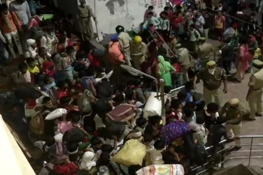 করোনা ভাইরাসের জেরে জারি করা যাবতীয় বিধিনিষেধ উড়িয়ে দিয়ে এক জায়গায় অসংখ্য মানুষের জমায়েত হয়৷ গা ঘেঁষাঘেঁষি করেই বাস ধরার জন্য ভিড় জমান শ্রমিকরা৷ PHOTO- ANI করোনা ভাইরাসের জেরে জারি করা যাবতীয় বিধিনিষেধ উড়িয়ে দিয়ে এক জায়গায় অসংখ্য মানুষের জমায়েত হয়৷ গা ঘেঁষাঘেঁষি করেই বাস ধরার জন্য ভিড় জমান শ্রমিকরা৷ PHOTO- ANI
