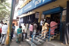 জনধন অ্যাকাউন্টে টাকা তোলার হিড়িকে, সামাজিক দুরত্ব উধাও ব্যাঙ্কে