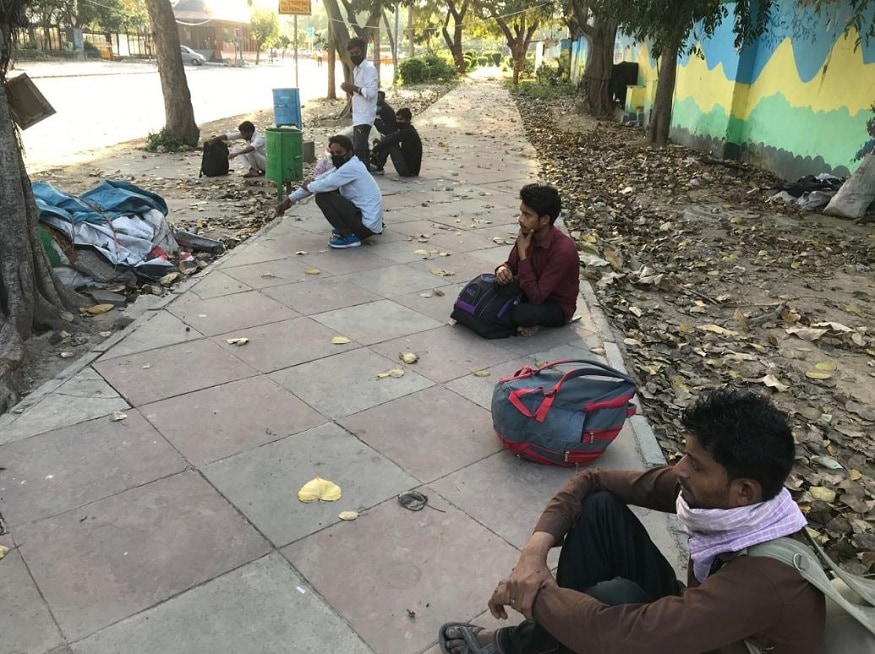 হঠাৎ করে সারা দেশে লকডাউন ঘোষণা হওয়ায় তাঁরা কেউই নিজের নিজের বাড়িতে ফিরতে পারছেন না। photo source pankaj tomar হঠাৎ করে সারা দেশে লকডাউন ঘোষণা হওয়ায় তাঁরা কেউই নিজের নিজের বাড়িতে ফিরতে পারছেন না। photo source pankaj tomar