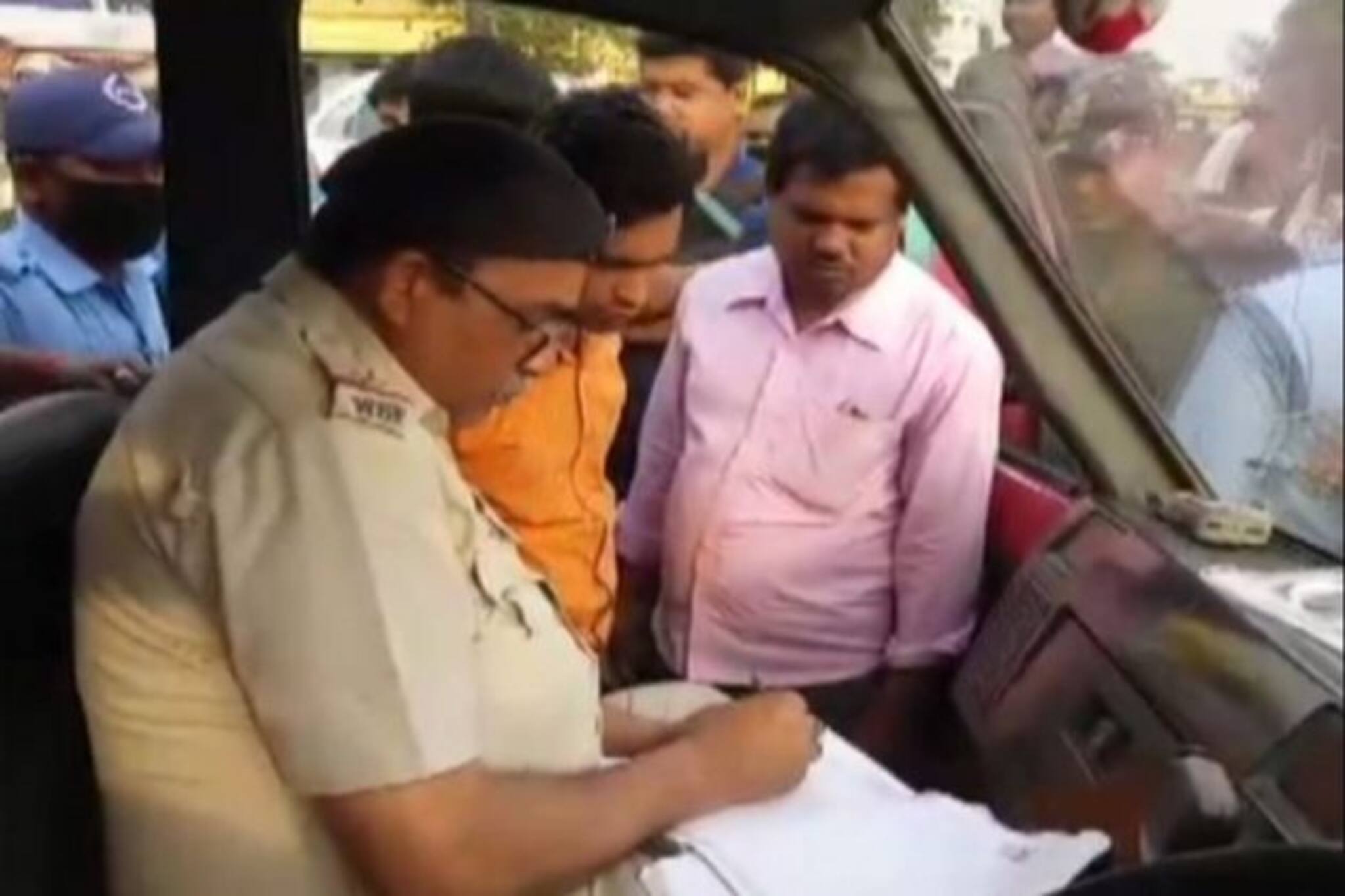 ব্যাংক থেকে টাকা তুলে বেরোতেই লুট, ফিল্মি কায়দায় টাকা নিয়ে পালালো দুষ্কৃতীরা