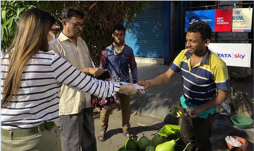 আমাদের দেশে এমন অনেক মানুষ আছেন যারা চাইলেও নিজেদের গৃহবন্দি করতে পারছেন না। তাদের পাশে দাঁড়ালেন নুসরত। তিনি পৌঁছে গেলেন ফুলের বাজারে। photo source twitter আমাদের দেশে এমন অনেক মানুষ আছেন যারা চাইলেও নিজেদের গৃহবন্দি করতে পারছেন না। তাদের পাশে দাঁড়ালেন নুসরত। তিনি পৌঁছে গেলেন ফুলের বাজারে। photo source twitter