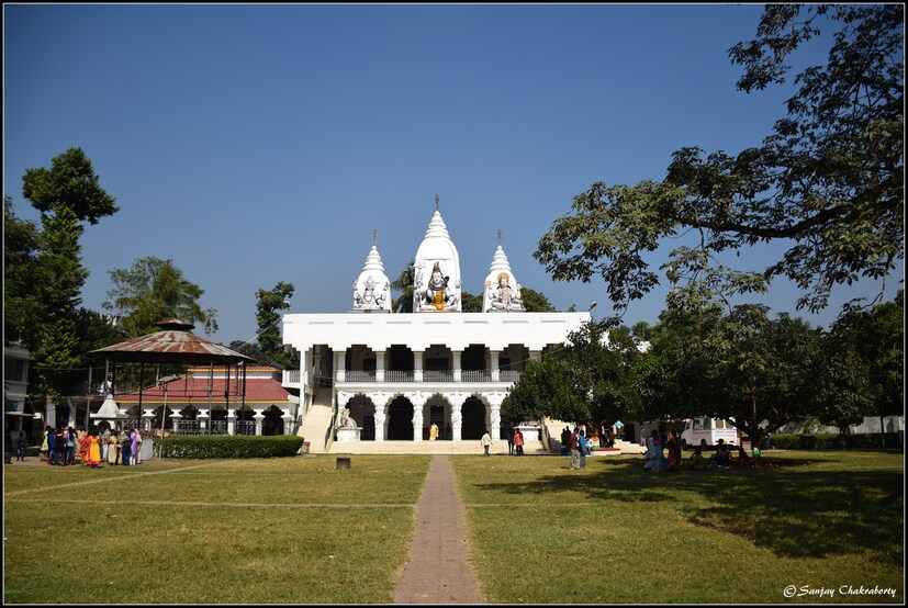 প্রচুর ভিড় এড়াতেই এই ব্যবস্থা ৷ প্রথমে ঠিক ছিল ভক্তদের লাইনে এক মিটার মতো ব্যবধান রাখা হবে ৷ হাত ধুয়েই ঢুকতে হবে মন্দিরে ৷ 