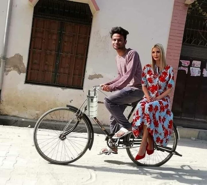 ইভাঙ্কার ট্যুইটের উত্তরে দিলজিৎ লেখেন, ‘‘অতিথি দেব ভব! প্রত্যেককে বলতে হচ্ছে ছবিটা ফোটোশপ নয়, তাড়াতাড়ি দেখা হচ্ছে। এরপরে লুধিয়ানায় যাব।”