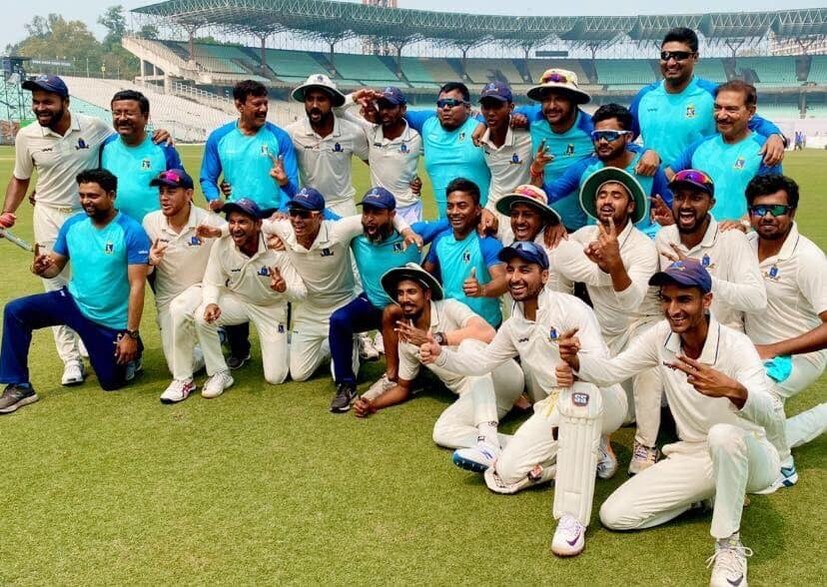  তিরিশ বছর পর আবার একটা রূপকথার সামনে দাঁড়িয়ে বাংলা। আবার একবার ভারত সেরা হওয়ার সুযোগ। বিপক্ষ জয়দেব উনাডকাট, চেতেশ্বর পূজারার সৌরাষ্ট্র। ম্যাচের আগে অধিনায়ক অভিমন্যু ঈশ্বরণকে ভিডিও বার্তা সৌরভ গঙ্গোপাধ্যায়ের। রাজকোটের মাঠে সৌরাষ্ট্রের হোম অ্যাডভান্টেজ। সেটা নিয়ে খুব একটা ভাবছেন না ঈশ্বরণরা। ঠিক তেমনি ভাবছেন না রাজকোটের উইকেট নিয়েও। ফাইনালে রান আসবেই। আশাবাদী অধিনায়ক। 