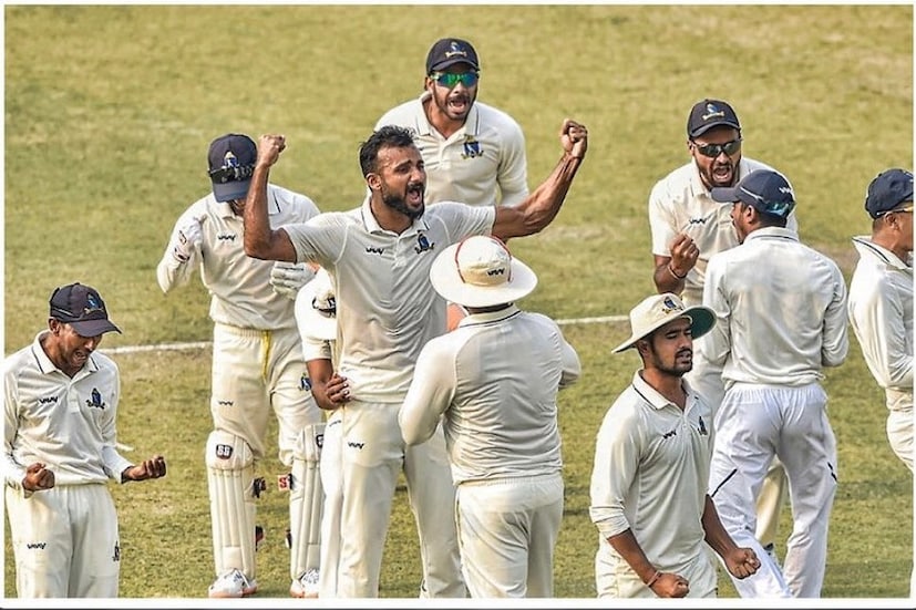 দোলের সকালে রাজকোটে ভারত সেরার লড়াই। রাজকোটে রঞ্জি ফাইনালে বাংলা বনাম সৌরাষ্ট্র। আশঙ্কা সত্যি করেই ফাইনালের জন্য তৈরি হয়েছে পাটা উইকেট। খুশি না হলেও সেটা বুঝতে দিচ্ছেন না ঈশ্বরণরা।
