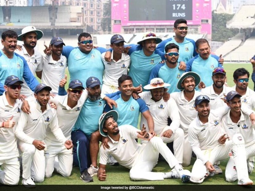দুই দলের পাশাপাশি এটা কোথাও যেন ঋদ্ধি-পূজারার লড়াই। তবে ট্রফিতেই চোখ দুজনের।তিরিশ বছর আগে এক রণজি ফাইনালে অভিষেক হয়েছিল সৌরভ গঙ্গোপাধ্যায়ের। তেমন কোনও পট পরিবর্তন না হলে রাজকোটে অভিষেক হতে পারে সুদীপ ঘরামির। একশোতম রঞ্জি ম্যাচে নামছেন মনোজ তিওয়ারি ৷