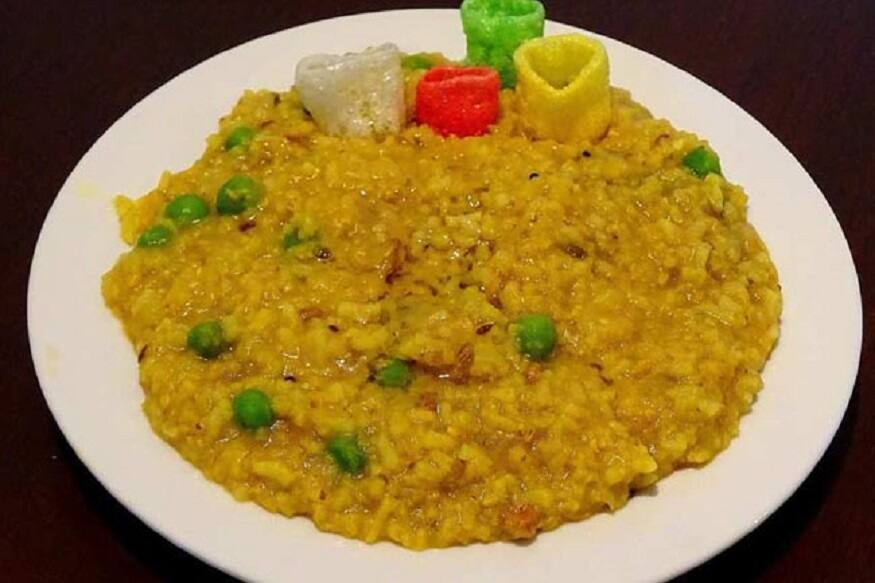  একটা বাটিতে আদাবাটা, গরম মশলাগুঁড়ো, জিরেগুঁড়ো, নুন, চিনি, হলুদ ও অল্প জল দিয়ে মিশ্রণ বানিয়ে নিন। সবজিগুলো ভাজা হলে ওর মধ্যে ডালিয়া মেশান। এবার মশলার মিশ্রণ, কাঁচালঙ্কা ও ঘি দিয়ে কষান। পরিমাণ মতো জল দিয়ে ঢাকনা এঁটে দিন ৷ দুটো সিটি দিয়ে নামিয়ে নিন ৷