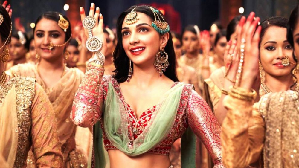 সিরিজে কিয়ারার বুকে আঁকা ট্যাটু নিয়েও সোশ্যাল মিডিয়া আলোচনা শুরু ৷ রবিঠাকুরের ‘যদি তোর ডাক শুনে কেউ না আসে, তবে একলা চলো রে...’-কে ট্যাটু হিসেবে ব্যবহার করে হয়েছে কিয়ারার শরীরে ৷ সিরিজে কিয়ারার বুকে আঁকা ট্যাটু নিয়েও সোশ্যাল মিডিয়া আলোচনা শুরু ৷ রবিঠাকুরের ‘যদি তোর ডাক শুনে কেউ না আসে, তবে একলা চলো রে...’-কে ট্যাটু হিসেবে ব্যবহার করে হয়েছে কিয়ারার শরীরে ৷