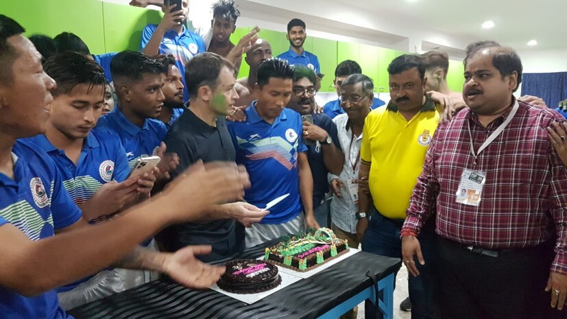 ৬. দীর্ঘক্ষণ খেলোয়াড়, সদস্য, কর্মকর্তাদের উপস্থিতিতে কেক কেটে চলল সেলিব্রেশন৷ 