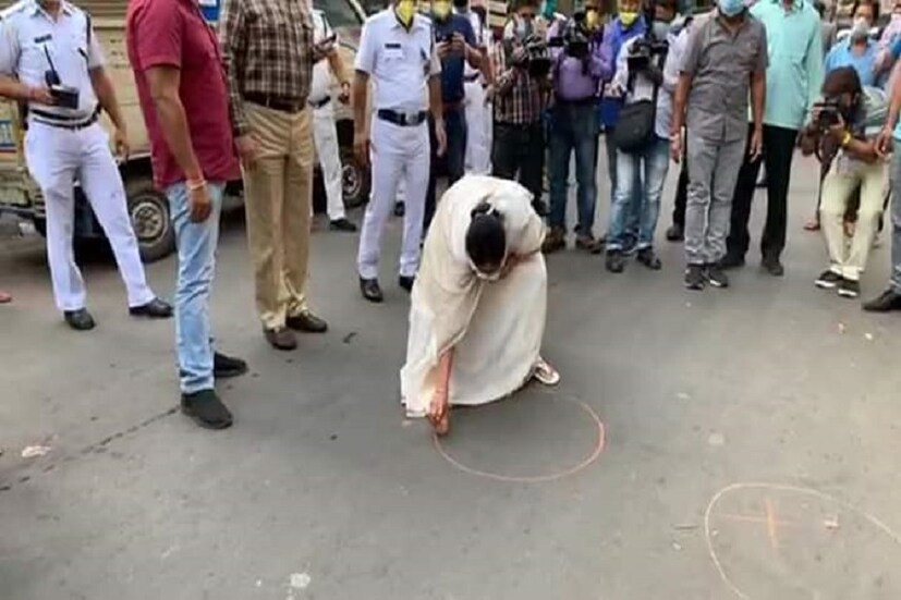 করোনা ঠেকাতে ২১ দিনের লকডাউন ৷ কলকাতার পরিস্থিতি খতিয়ে দেখতে রাস্তায় স্বয়ং মুখ্যমন্ত্রী মমতা বন্দ্যোপাধ্যায় ৷ নিয়ম মেনে ঠিক মতো কি চলছে কাজ? দেখতে এবার শহরের বাজারে বাজারে সারপ্রাইজ ভিজিট মুখ্যমন্ত্রীর ৷ সোস্যাল ডিসটেন্স বজায় রাখার জন্য নিজে হাতেই রাস্তায় কেটে দিলেন গন্ডি ৷