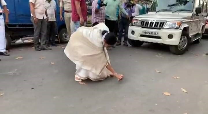 বৃহস্পতিবার বিকেলে কলকাতার বাজারগুলির পরিদর্শনে যান মুখ্যমন্ত্রী মমতা বন্দ্যোপাধ্যায় ৷ মুখ্যমন্ত্রীর সঙ্গে ছিলেন কলকাতার পুলিশ কমিশনার অনুজ শর্মাও ৷ পোস্তা বাজার ও জানবাজারে যান মুখ্যমন্ত্রী মমতা বন্দ্যোপাধ্যায় ৷ ব্যবসায়ীদের সঙ্গে নিজে কথা বলেন ৷ বৃহস্পতিবার বিকেলে কলকাতার বাজারগুলির পরিদর্শনে যান মুখ্যমন্ত্রী মমতা বন্দ্যোপাধ্যায় ৷ মুখ্যমন্ত্রীর সঙ্গে ছিলেন কলকাতার পুলিশ কমিশনার অনুজ শর্মাও ৷ পোস্তা বাজার ও জানবাজারে যান মুখ্যমন্ত্রী মমতা বন্দ্যোপাধ্যায় ৷ ব্যবসায়ীদের সঙ্গে নিজে কথা বলেন ৷