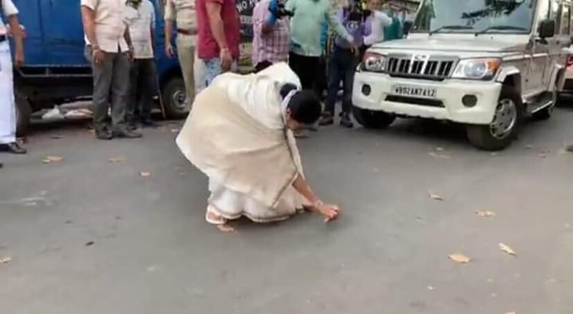 বৃহস্পতিবার বিকেলে কলকাতার বাজারগুলির পরিদর্শনে যান মুখ্যমন্ত্রী মমতা বন্দ্যোপাধ্যায় ৷ মুখ্যমন্ত্রীর সঙ্গে ছিলেন কলকাতার পুলিশ কমিশনার অনুজ শর্মাও ৷ পোস্তা বাজার ও জানবাজারে যান মুখ্যমন্ত্রী মমতা বন্দ্যোপাধ্যায় ৷ ব্যবসায়ীদের সঙ্গে নিজে কথা বলেন ৷