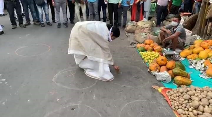 ব্যবসায়ীদের সন্ধে ৬টা পর্যন্ত বাজার খোলা রাখার নির্দেশ দেন মুখ্যমন্ত্রী মমতা বন্দ্যোপাধ্যায় ৷ ব্যবসায়ীদের সন্ধে ৬টা পর্যন্ত বাজার খোলা রাখার নির্দেশ দেন মুখ্যমন্ত্রী মমতা বন্দ্যোপাধ্যায় ৷
