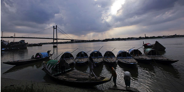 দক্ষিণবঙ্গে আজ, বুধবার আংশিক মেঘলা আকাশ। বিকেলের পর পশ্চিমের জেলাগুলিতে ঝড় বৃষ্টির আশঙ্কা। বৃহস্পতি শুক্রবার ঝড় বৃষ্টি হতে পারে দক্ষিণবঙ্গের আরও কিছু জেলায়। রাতের তাপমাত্রা স্বাভাবিকের ওপরে । বাতাসে আর্দ্রতরা পরিমাণ বেশি থাকায় অস্বস্তি থাকবে। উত্তরবঙ্গের উপরের দুই জেলায় হালকা বৃষ্টির সম্ভাবনা। বৃহস্পতি-শুক্রবার উত্তরবঙ্গেও বাড়তে পারে বৃষ্টি। Representational Image দক্ষিণবঙ্গে আজ, বুধবার আংশিক মেঘলা আকাশ। বিকেলের পর পশ্চিমের জেলাগুলিতে ঝড় বৃষ্টির আশঙ্কা। বৃহস্পতি শুক্রবার ঝড় বৃষ্টি হতে পারে দক্ষিণবঙ্গের আরও কিছু জেলায়। রাতের তাপমাত্রা স্বাভাবিকের ওপরে । বাতাসে আর্দ্রতরা পরিমাণ বেশি থাকায় অস্বস্তি থাকবে। উত্তরবঙ্গের উপরের দুই জেলায় হালকা বৃষ্টির সম্ভাবনা। বৃহস্পতি-শুক্রবার উত্তরবঙ্গেও বাড়তে পারে বৃষ্টি। Representational Image