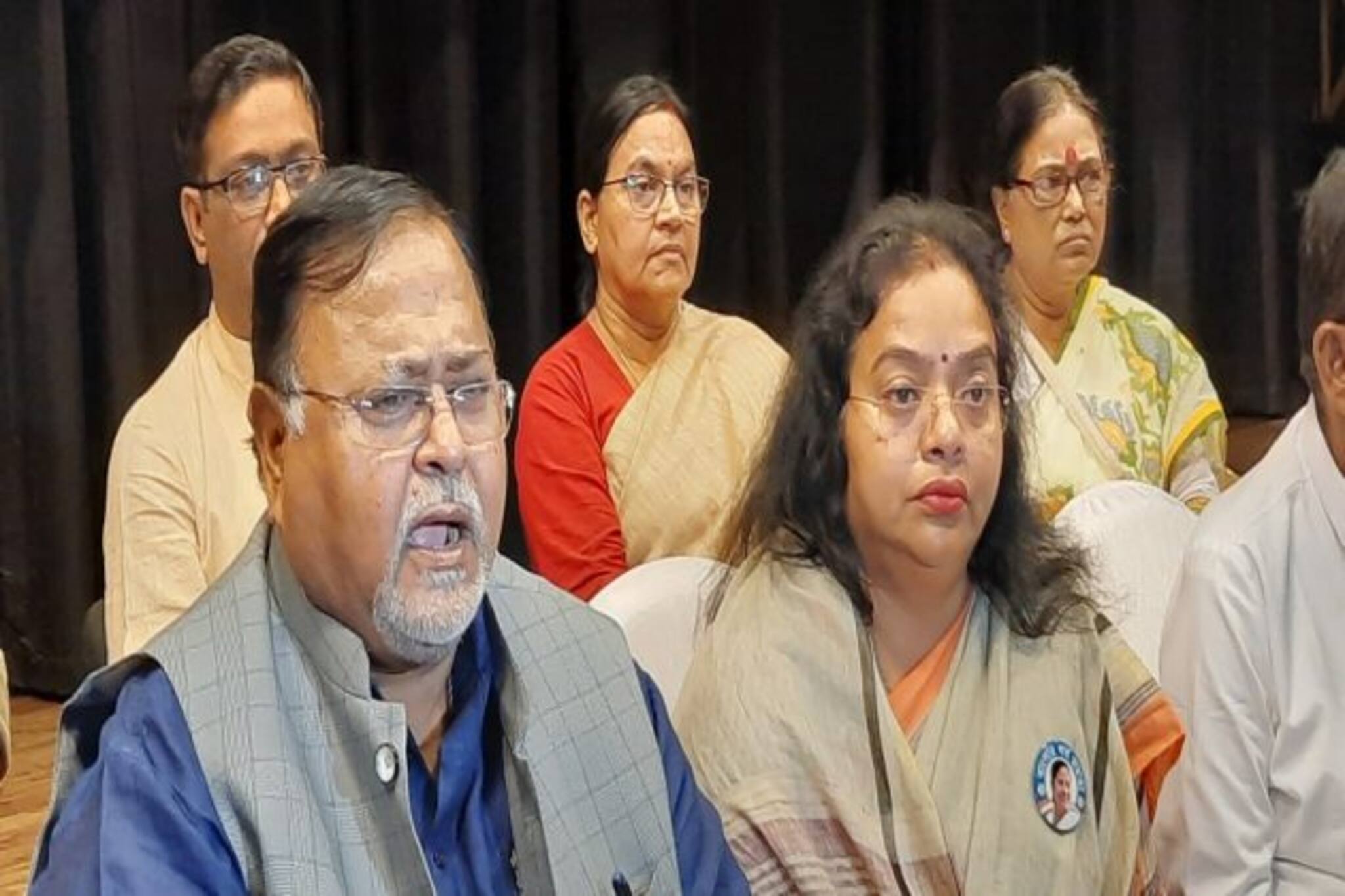 'নিষ্ক্রিয়' শোভনের কেন্দ্র দেখভালের দায়িত্বে স্ত্রী রত্না, বিধানসভায় প্রার্থী